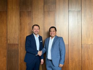 La Semana international del del Agua de singapore & Messe m<s:1> nchen unen sus manos en una asociación一个大型广场