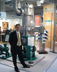 Nicolaus Krämer, Prokurist von Hermetic Pumpen, neben der größten Spaltrohrmotorpumpe der Welt