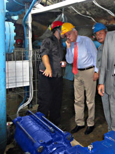 Botschafter besucht unterirdische wasserkraftanage
