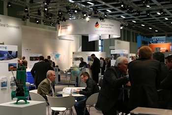 强大的网络，扩大国际联系和实际开展业务