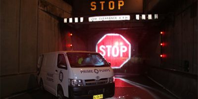 水和光使车辆停下来