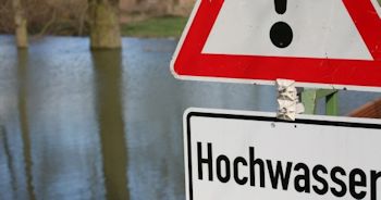 格兰富帮助洪水灾民