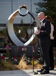 庆祝一个一切开始的里程碑