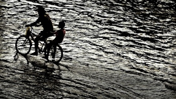 格兰富在印尼控制洪水