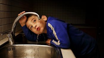 格兰富:克里特岛的咸水变成了饮用水