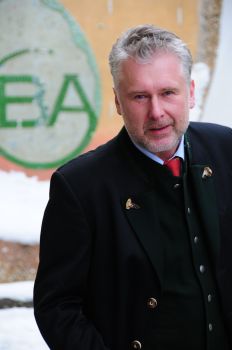 Neue Halm-Vertretung in Österreich