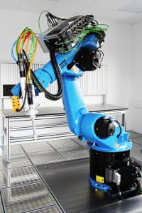 ViscoTec erweitert Technikumsräume: Neuer KUKA-Roboter für Dosierversuche