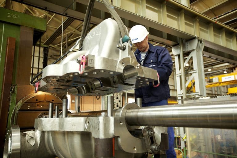 40年的炼油厂泵检修并恢复使用