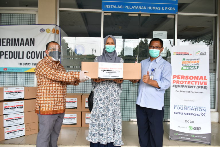 La Fundación Grundfos dona fondos a Aksi Cepat Tanggap para manger seguros and los trabajadores sanitarios de Indonesia
