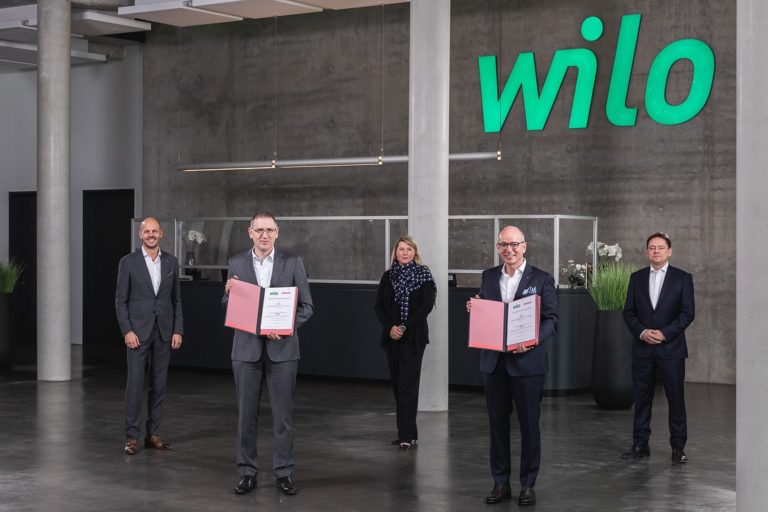 Wilo und Hellmann unterzeichnen Vertrag über weltweite Logistik-Kooperation