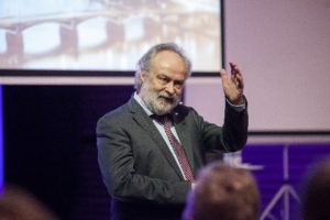 Dr.-Ing教授。迈克尔Günther feiert 30-jähriges Betriebsjubiläum bei欧波诺