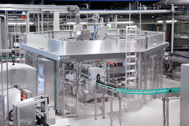 Innofill玻璃DRS ECO de KHS结果令人信服en功能性en la fábrica de cerveza OeTTINGER