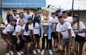 在布宜诺斯艾利斯的曼彻斯特城社区足球和水项目的参与者惊喜