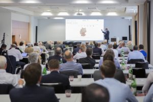 三个月的。《金融时报》杂志