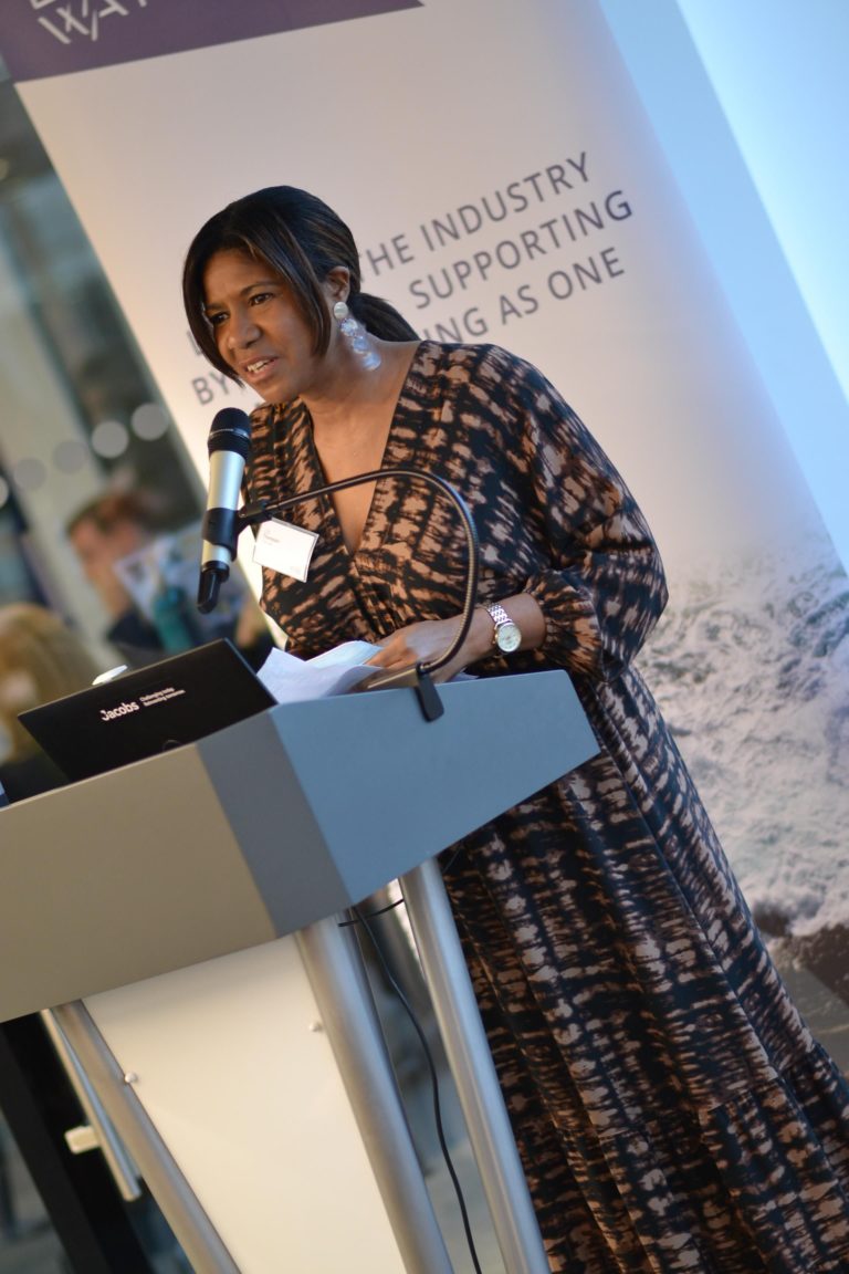 数字化转型既带来危险，也带来机遇