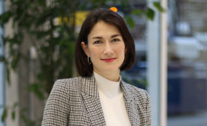GF政府纳丁·格鲁伯(Nadine Gruber)，首席投资者关系/首席风险官