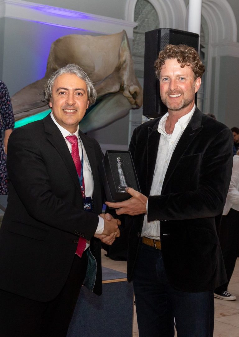 先锋企业赢得著名灯塔奖